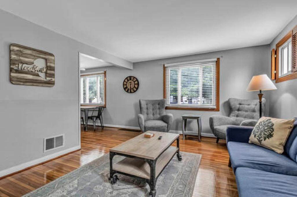 Gorgeous 2 Queen Bedroom Lower Apartment In North Buffalo With Free Driveway Parking المظهر الخارجي الصورة