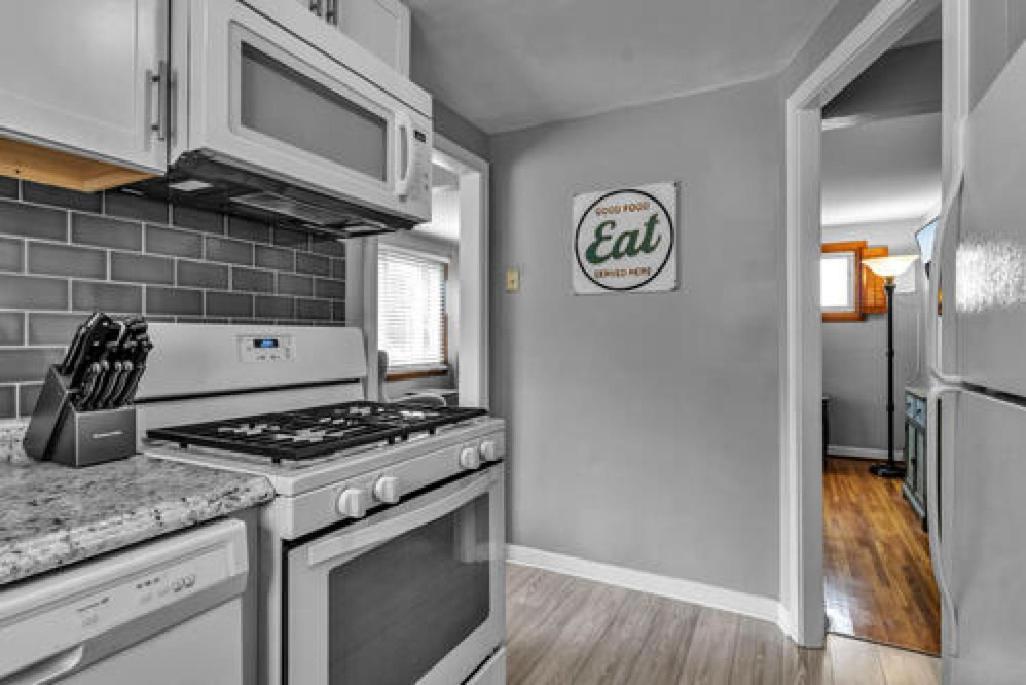 Gorgeous 2 Queen Bedroom Lower Apartment In North Buffalo With Free Driveway Parking المظهر الخارجي الصورة