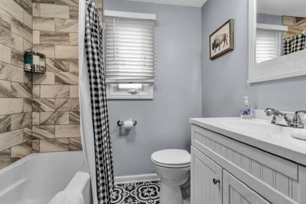Gorgeous 2 Queen Bedroom Lower Apartment In North Buffalo With Free Driveway Parking المظهر الخارجي الصورة
